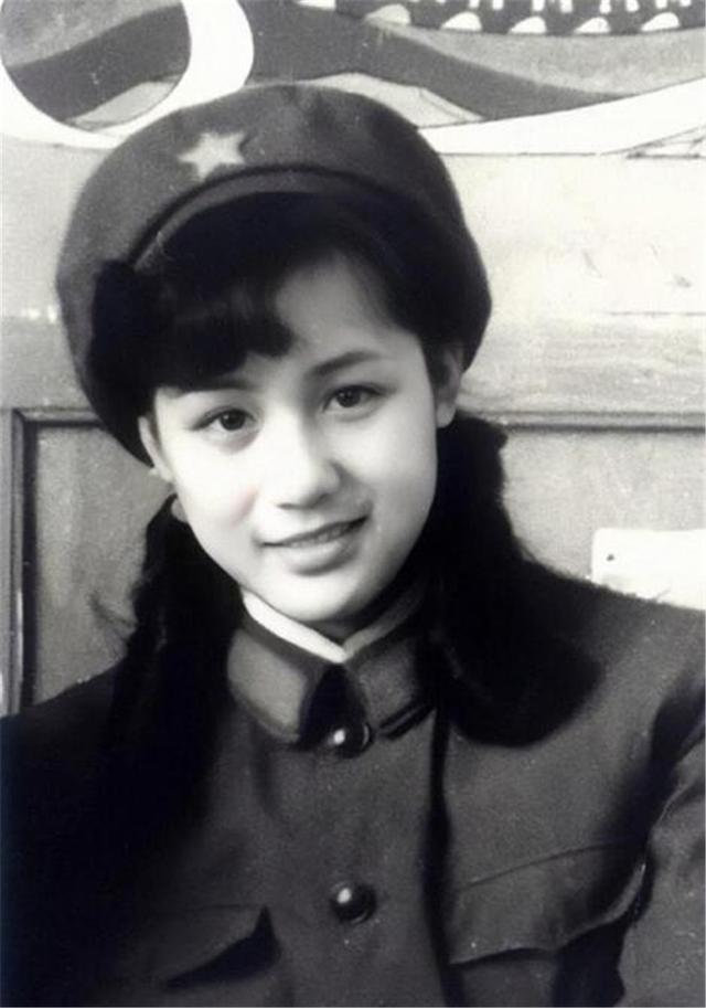 这个60岁的奶奶一生设计了9000套衣服,被称作古装第一美女