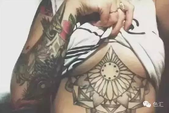 很多姑娘选择“下乳纹身”