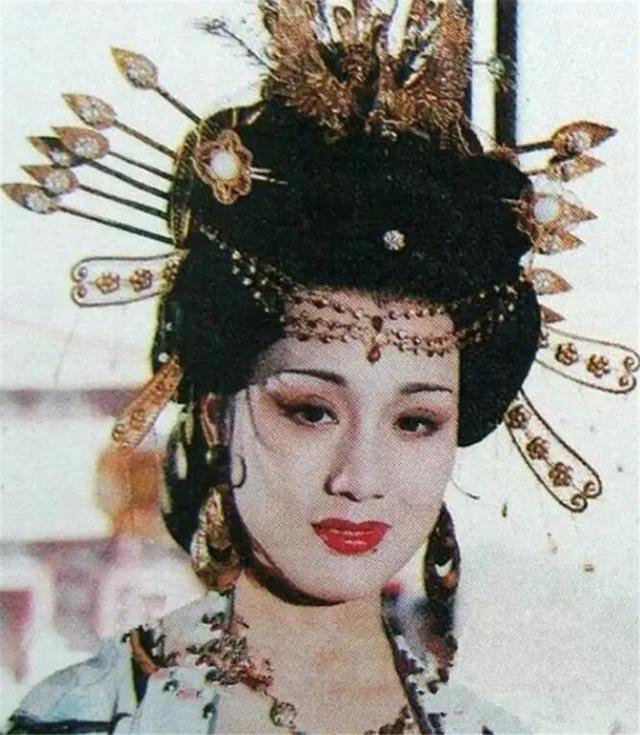这个60岁的奶奶一生设计了9000套衣服,被称作古装第一美女