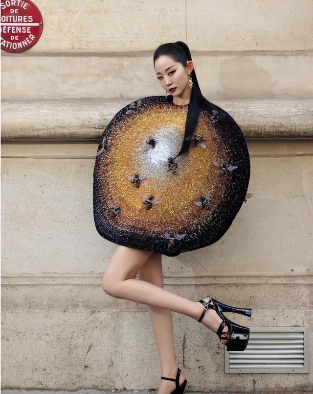 太炸裂!巴黎脱衣舞娘、阴间走秀,裸胸上阵,看的人头皮发麻