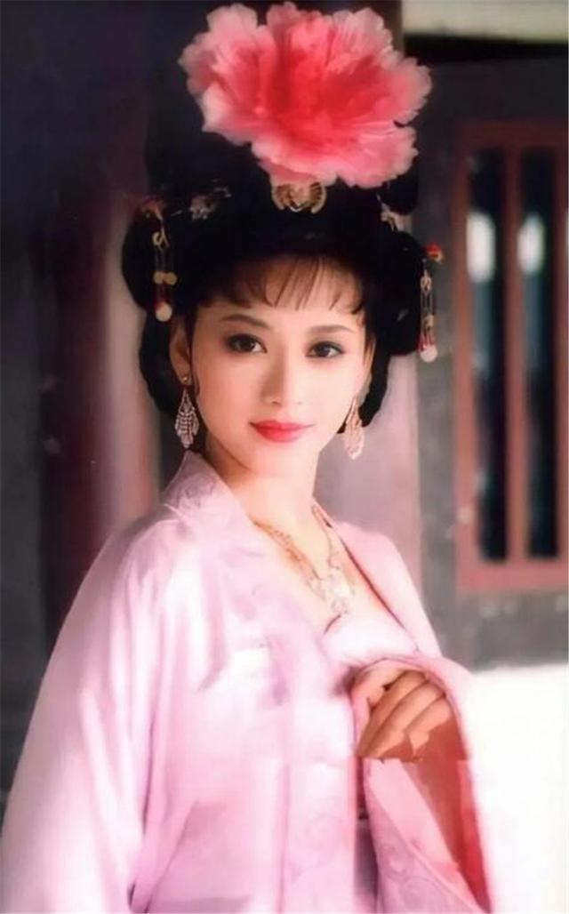 这个60岁的奶奶一生设计了9000套衣服,被称作古装第一美女