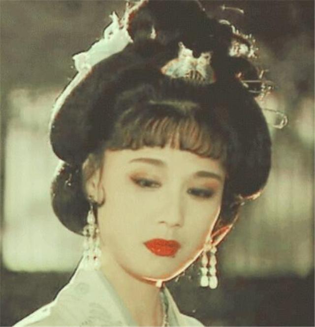 这个60岁的奶奶一生设计了9000套衣服,被称作古装第一美女
