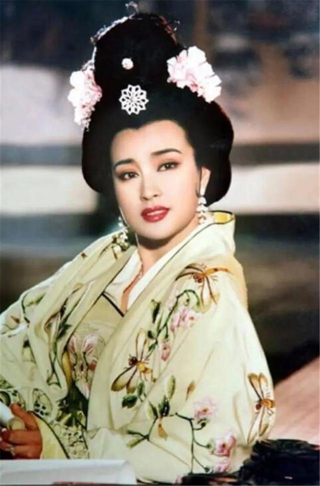 这个60岁的奶奶一生设计了9000套衣服,被称作古装第一美女