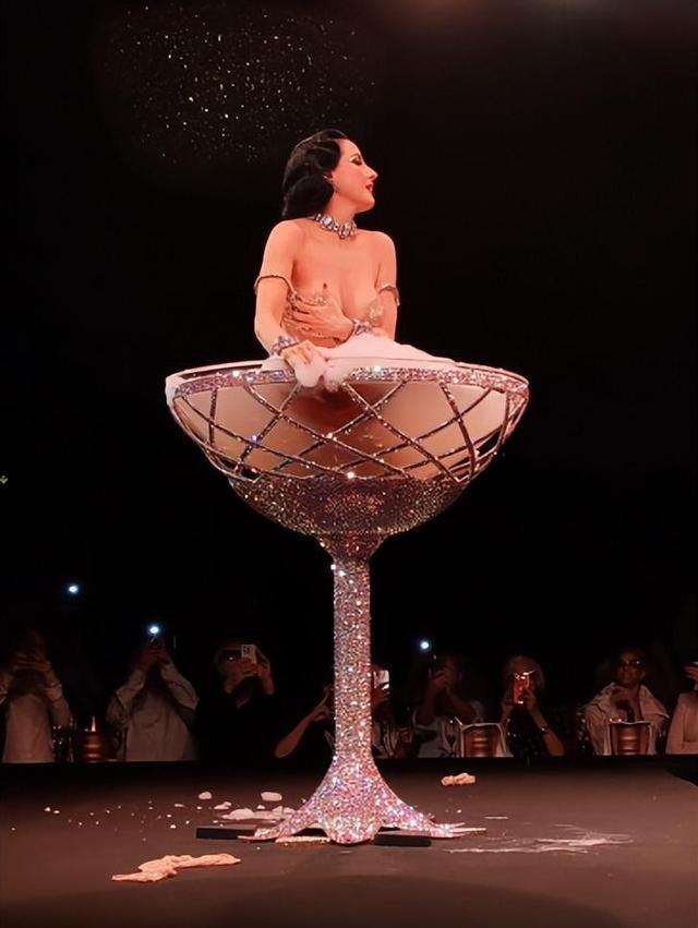 太炸裂!巴黎脱衣舞娘、阴间走秀,裸胸上阵,看的人头皮发麻