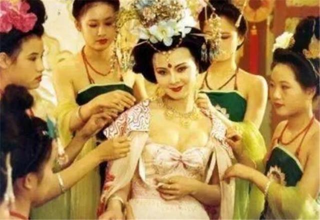 这个60岁的奶奶一生设计了9000套衣服,被称作古装第一美女