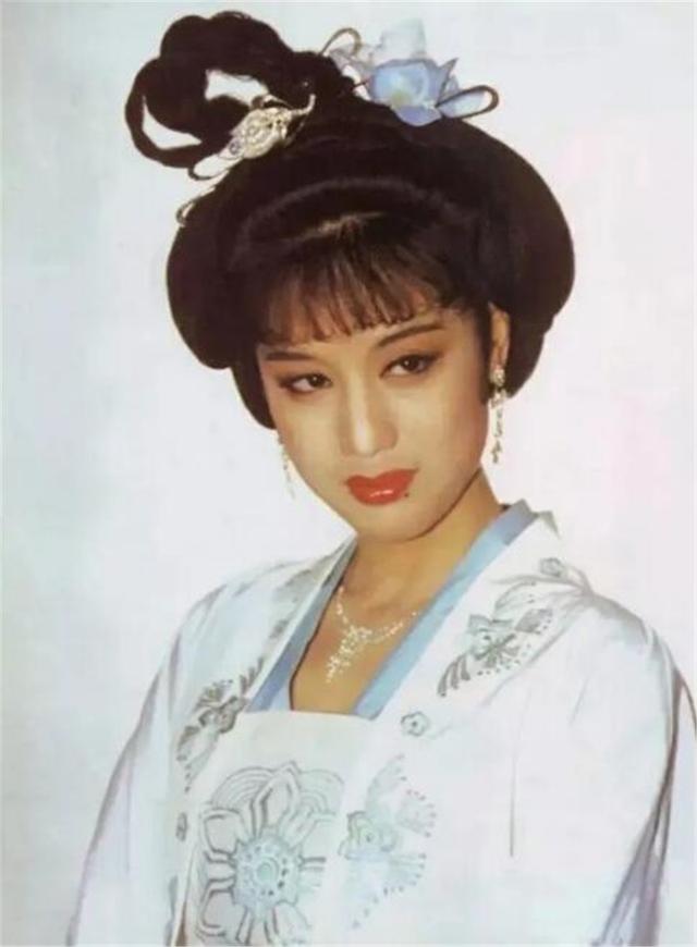 这个60岁的奶奶一生设计了9000套衣服,被称作古装第一美女