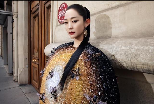 太炸裂!巴黎脱衣舞娘、阴间走秀,裸胸上阵,看的人头皮发麻