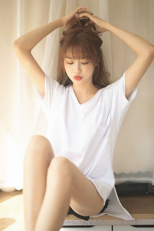 大长腿美女性感露肩诱惑写真图片