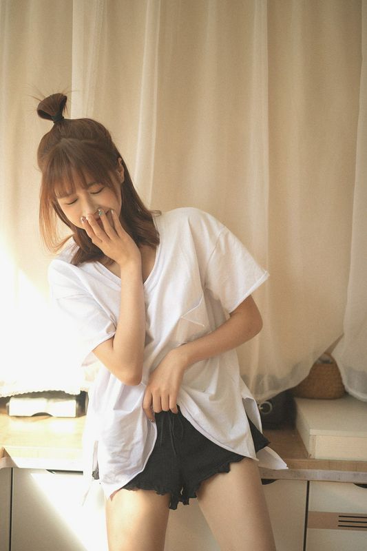 大长腿美女性感露肩诱惑写真图片