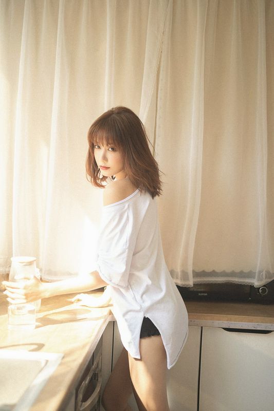 大长腿美女性感露肩诱惑写真图片