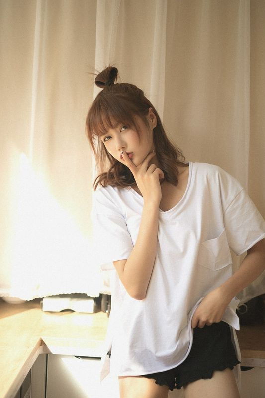大长腿美女性感露肩诱惑写真图片
