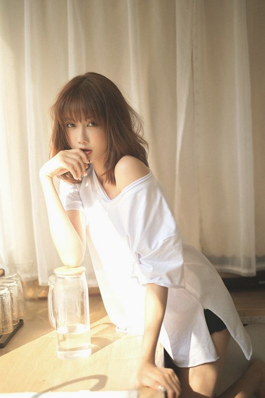 大长腿美女性感露肩诱惑写真图片