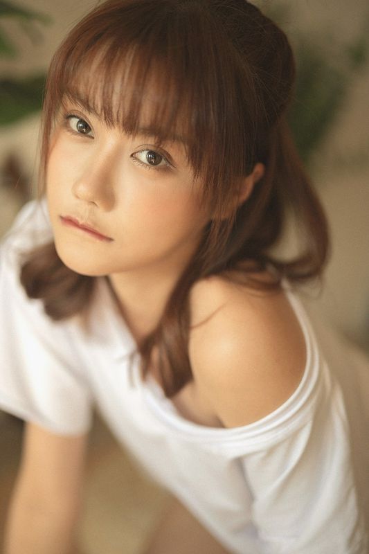 大长腿美女性感露肩诱惑写真图片
