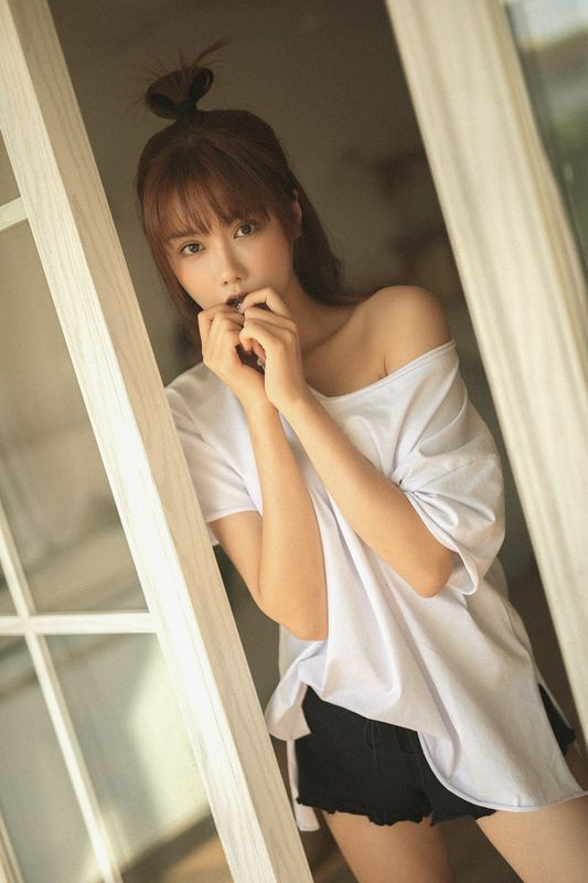 大长腿美女性感露肩诱惑写真图片
