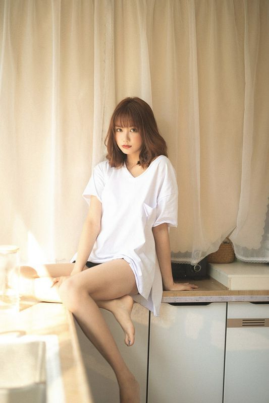 大长腿美女性感露肩诱惑写真图片