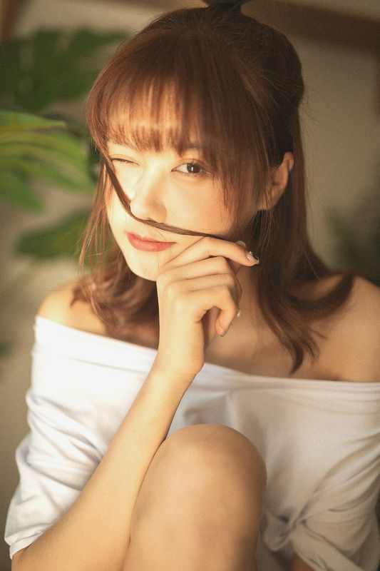 大长腿美女性感露肩诱惑写真图片
