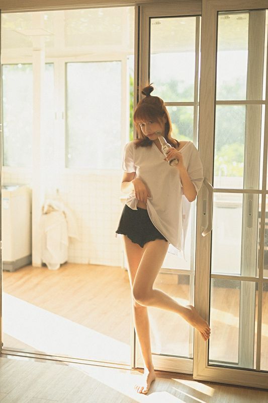 大长腿美女性感露肩诱惑写真图片
