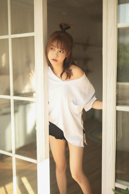 大长腿美女性感露肩诱惑写真图片