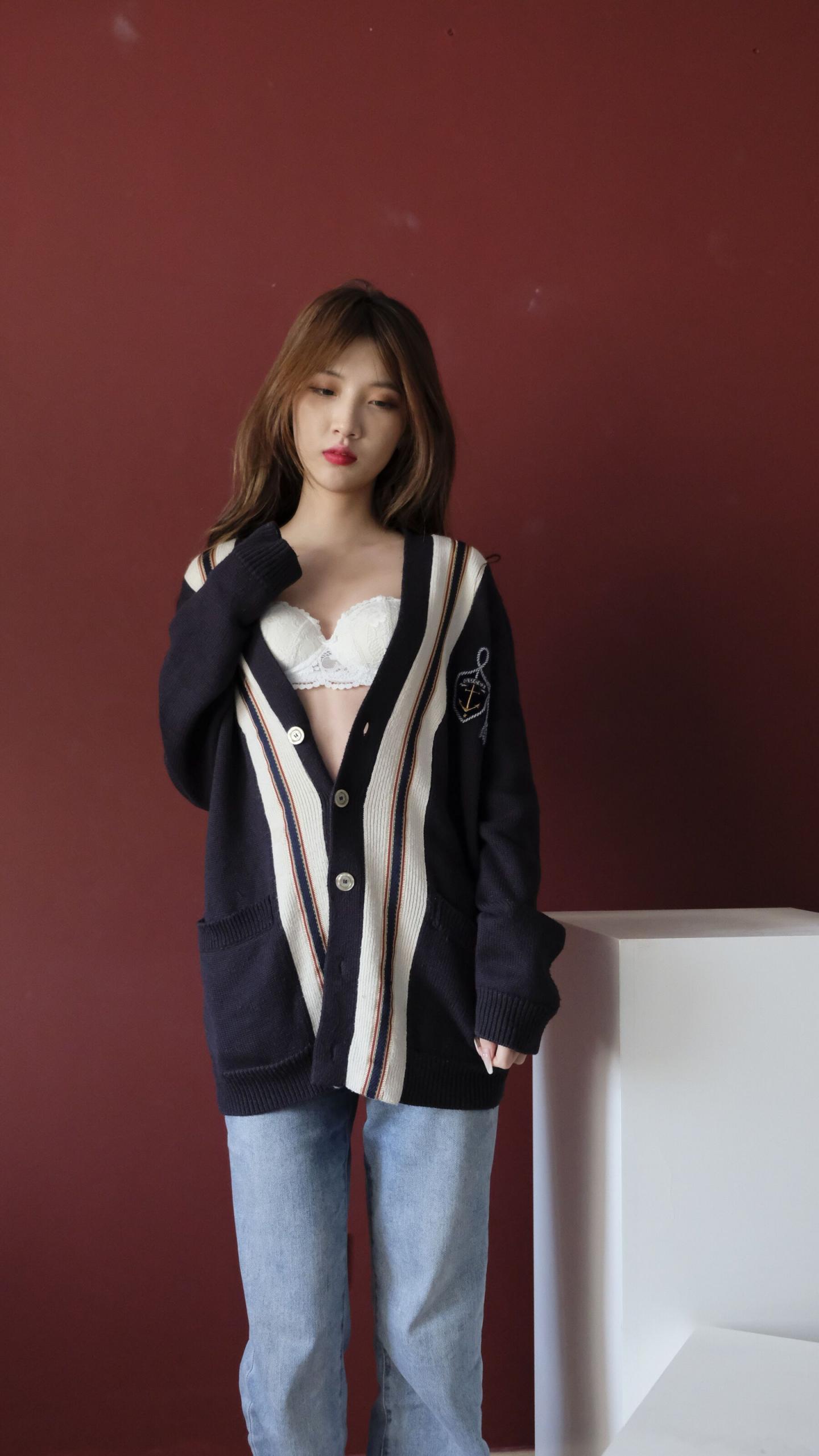这妹子好纯白色蕾丝内衣更增添清纯