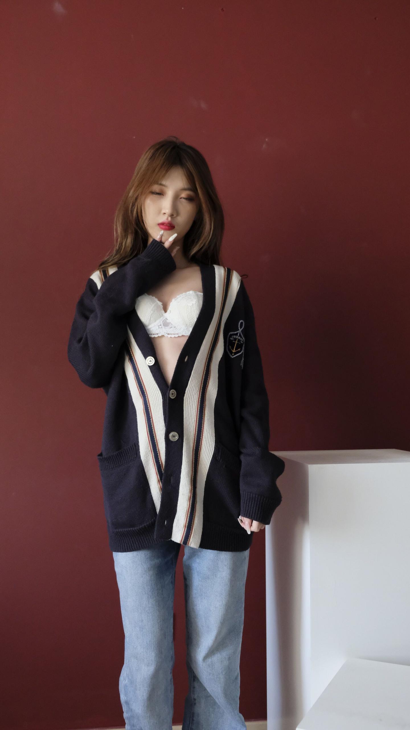 这妹子好纯白色蕾丝内衣更增添清纯