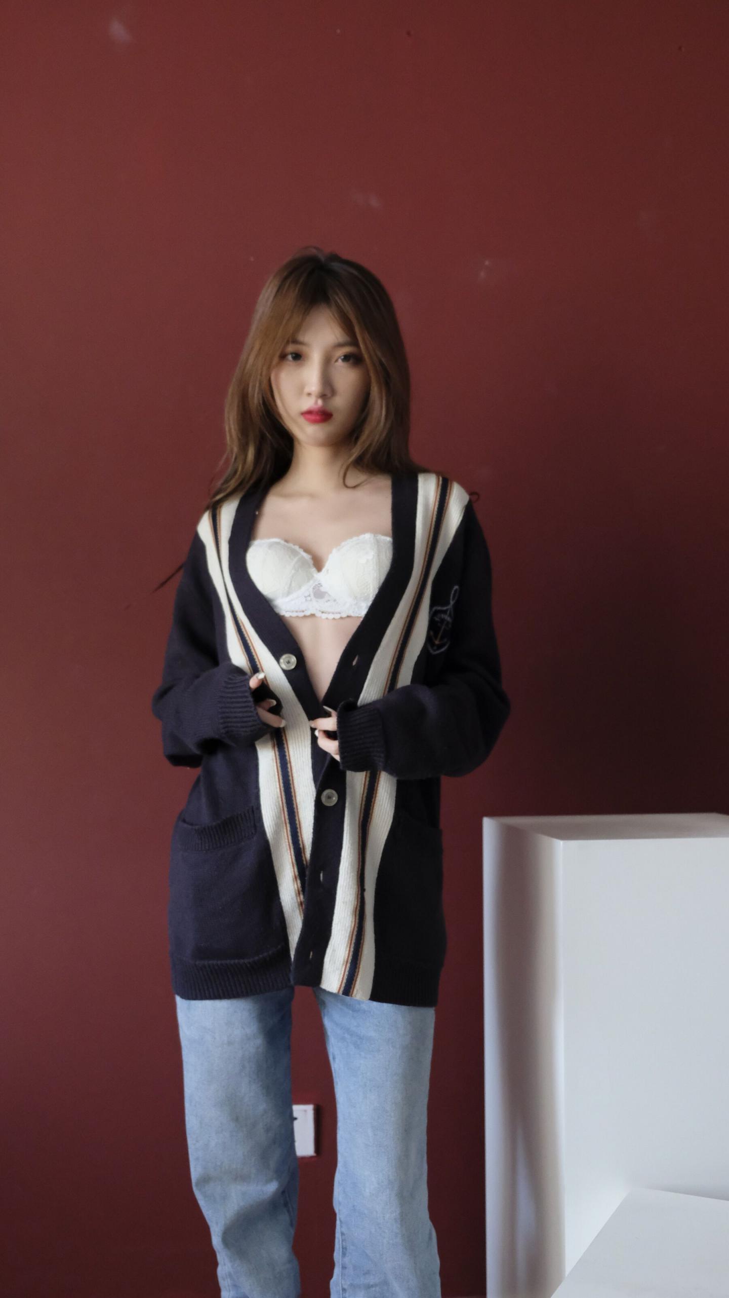 这妹子好纯白色蕾丝内衣更增添清纯