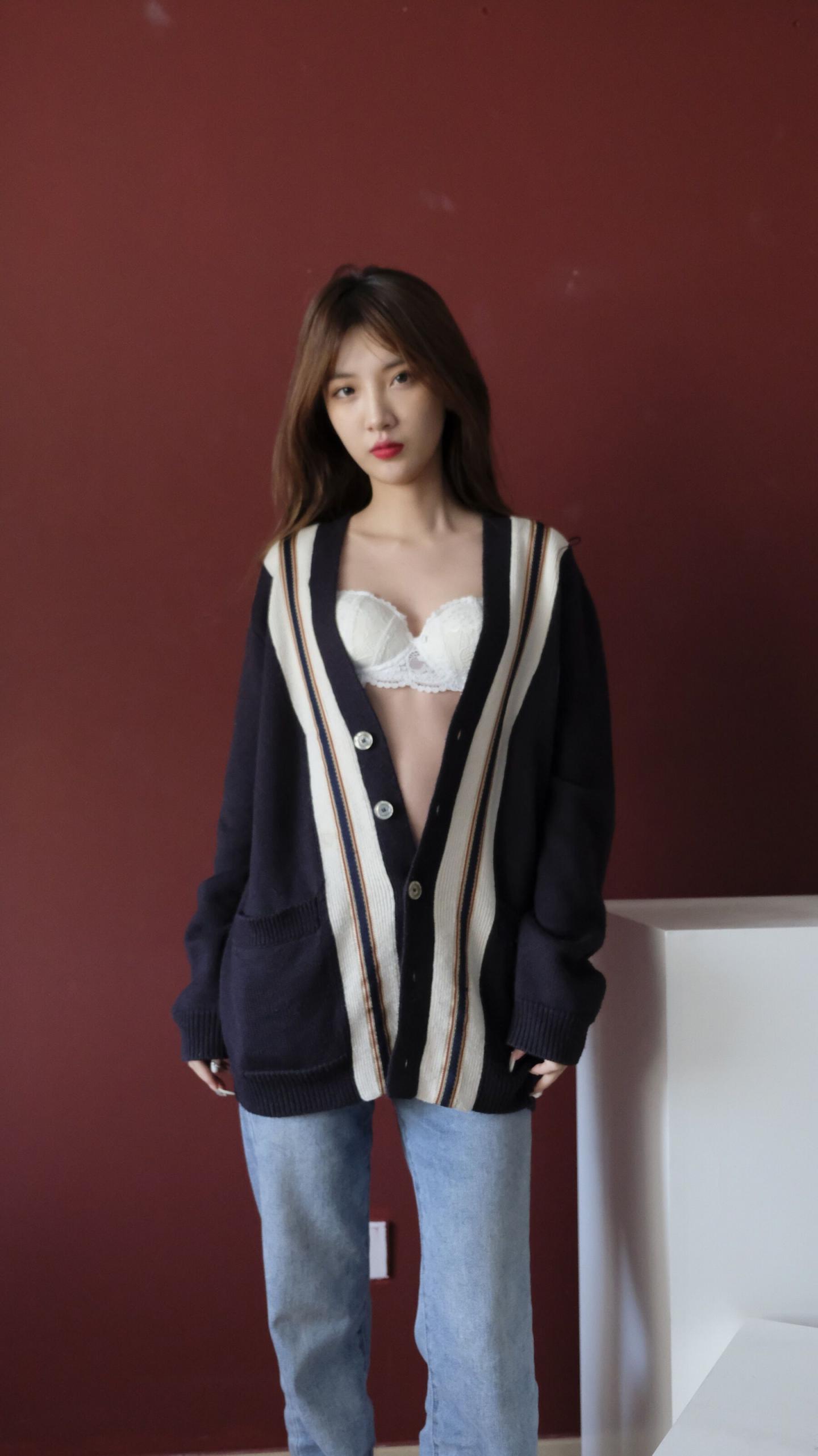这妹子好纯白色蕾丝内衣更增添清纯