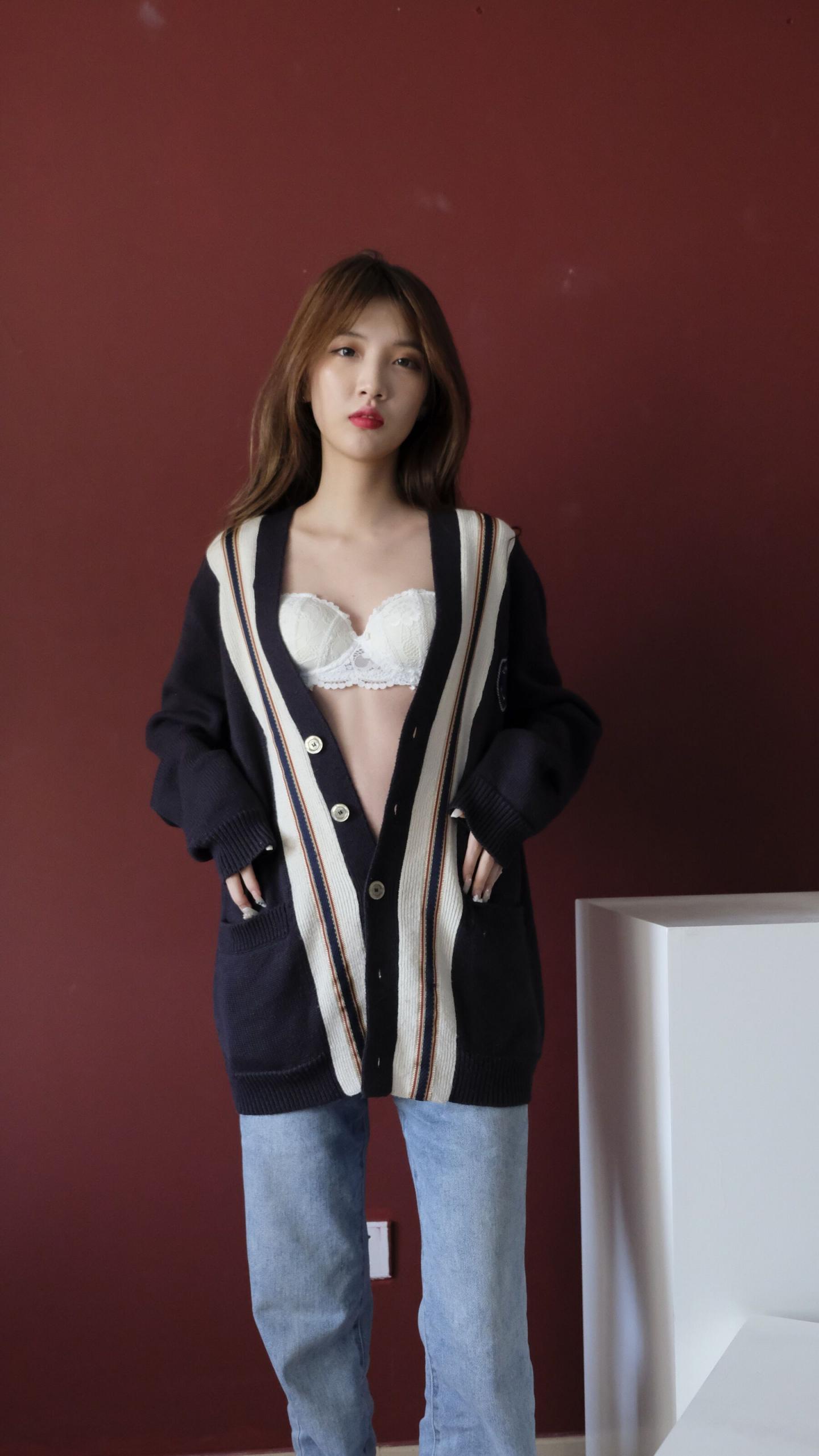 这妹子好纯白色蕾丝内衣更增添清纯