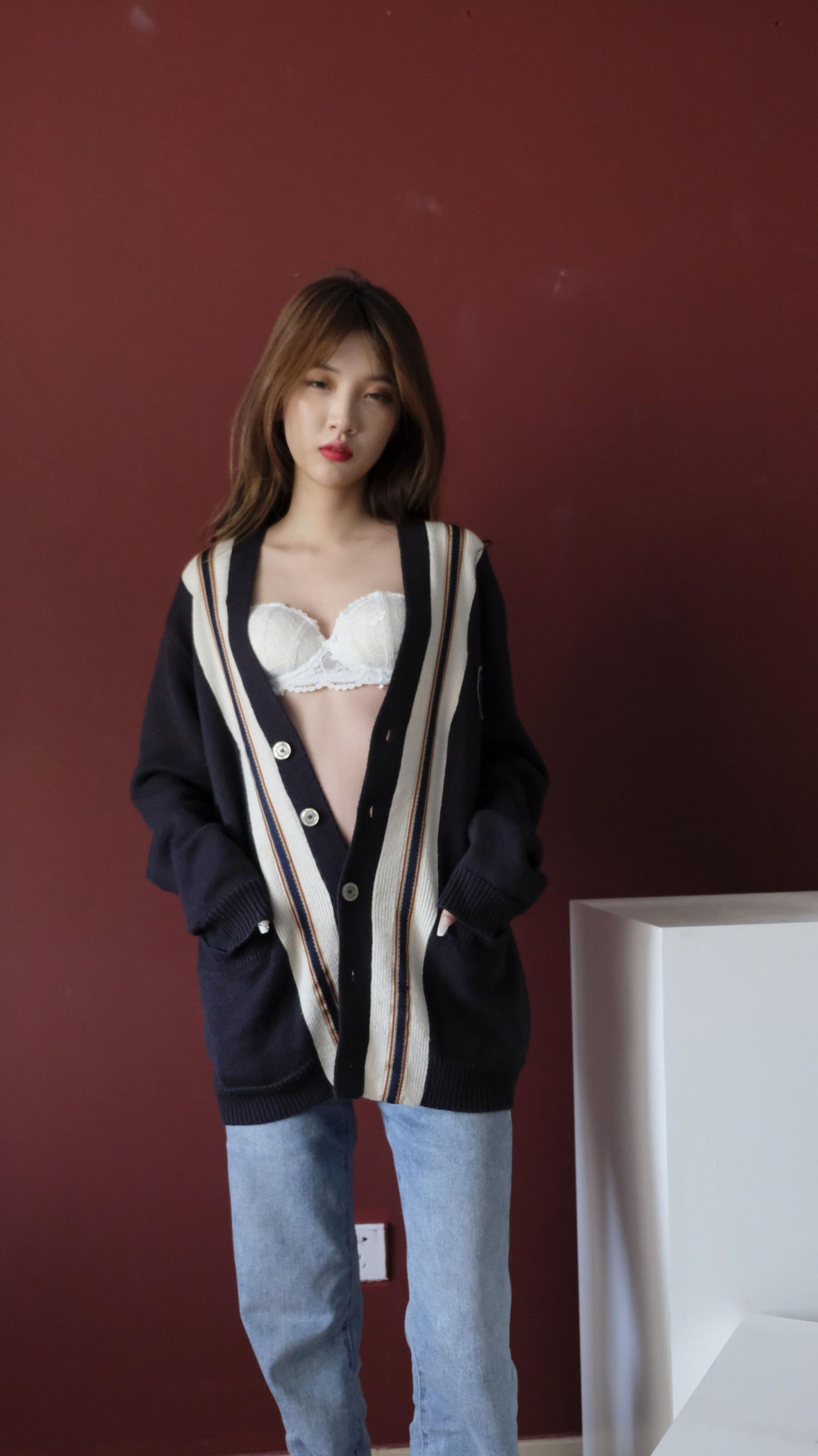 这妹子好纯白色蕾丝内衣更增添清纯
