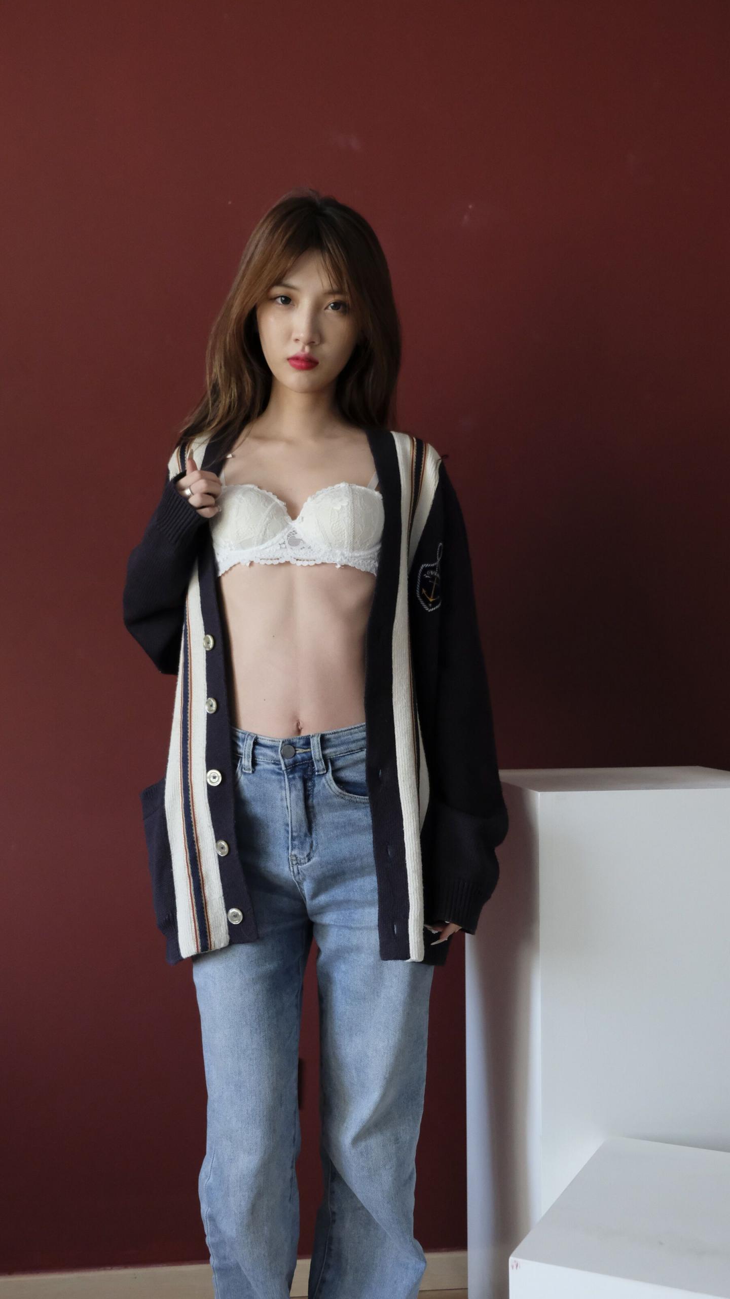 这妹子好纯白色蕾丝内衣更增添清纯