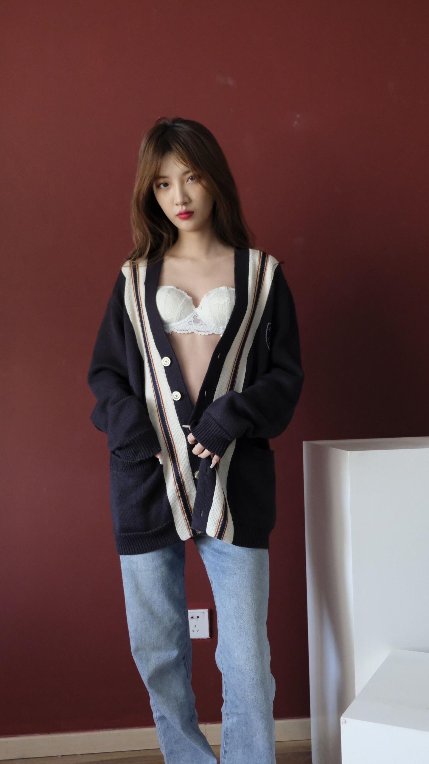 这妹子好纯白色蕾丝内衣更增添清纯