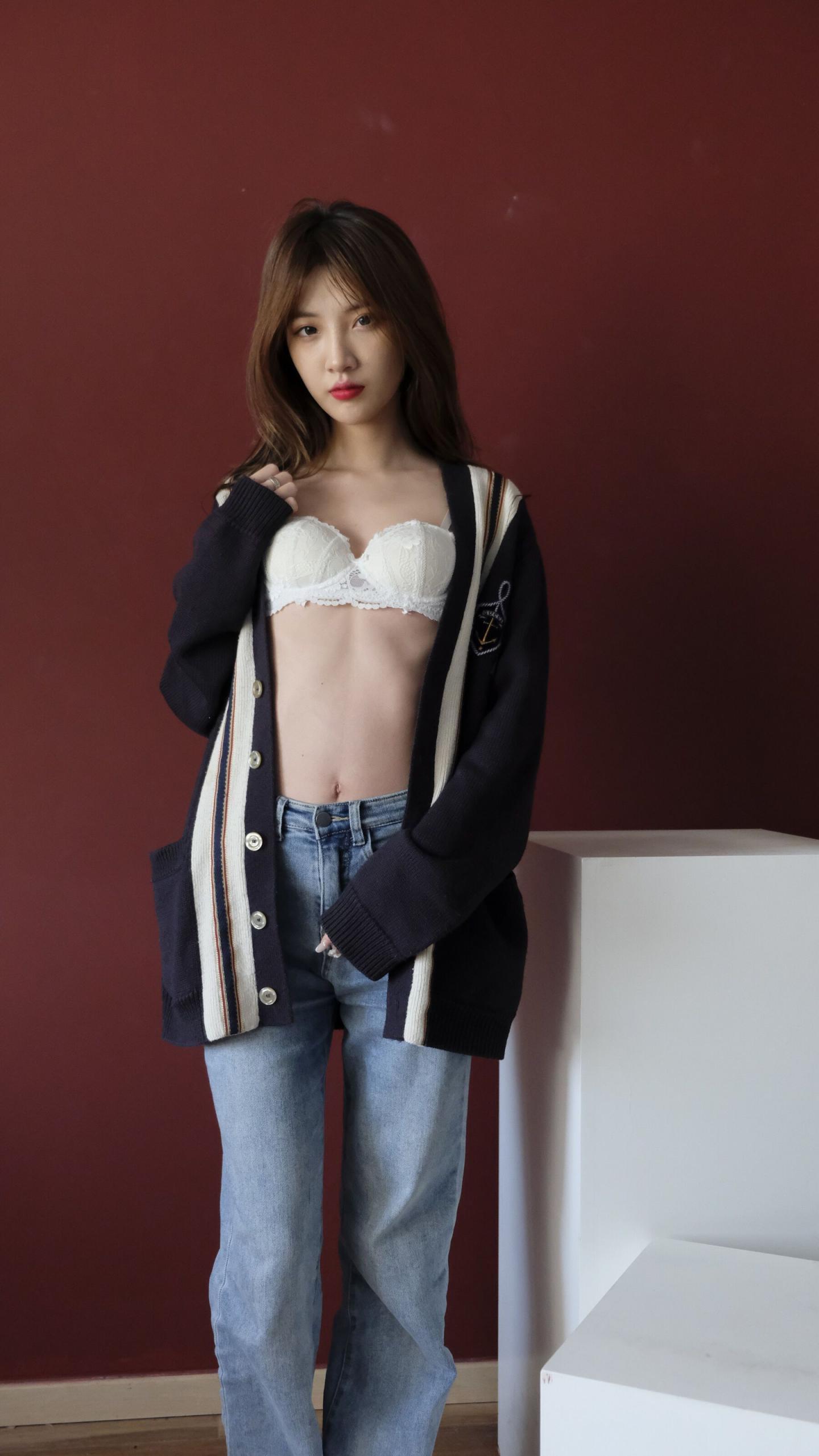 这妹子好纯白色蕾丝内衣更增添清纯