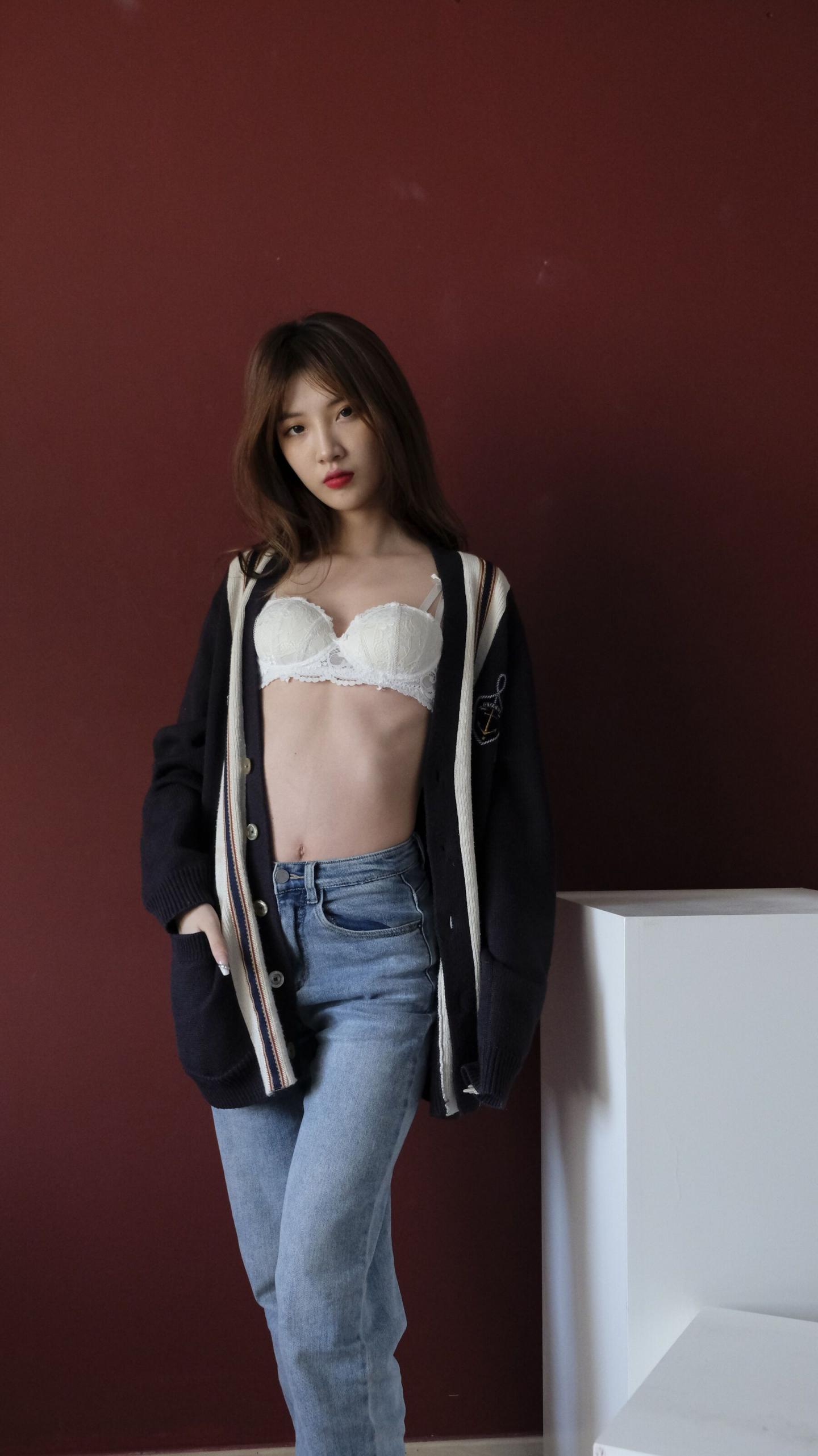 这妹子好纯白色蕾丝内衣更增添清纯