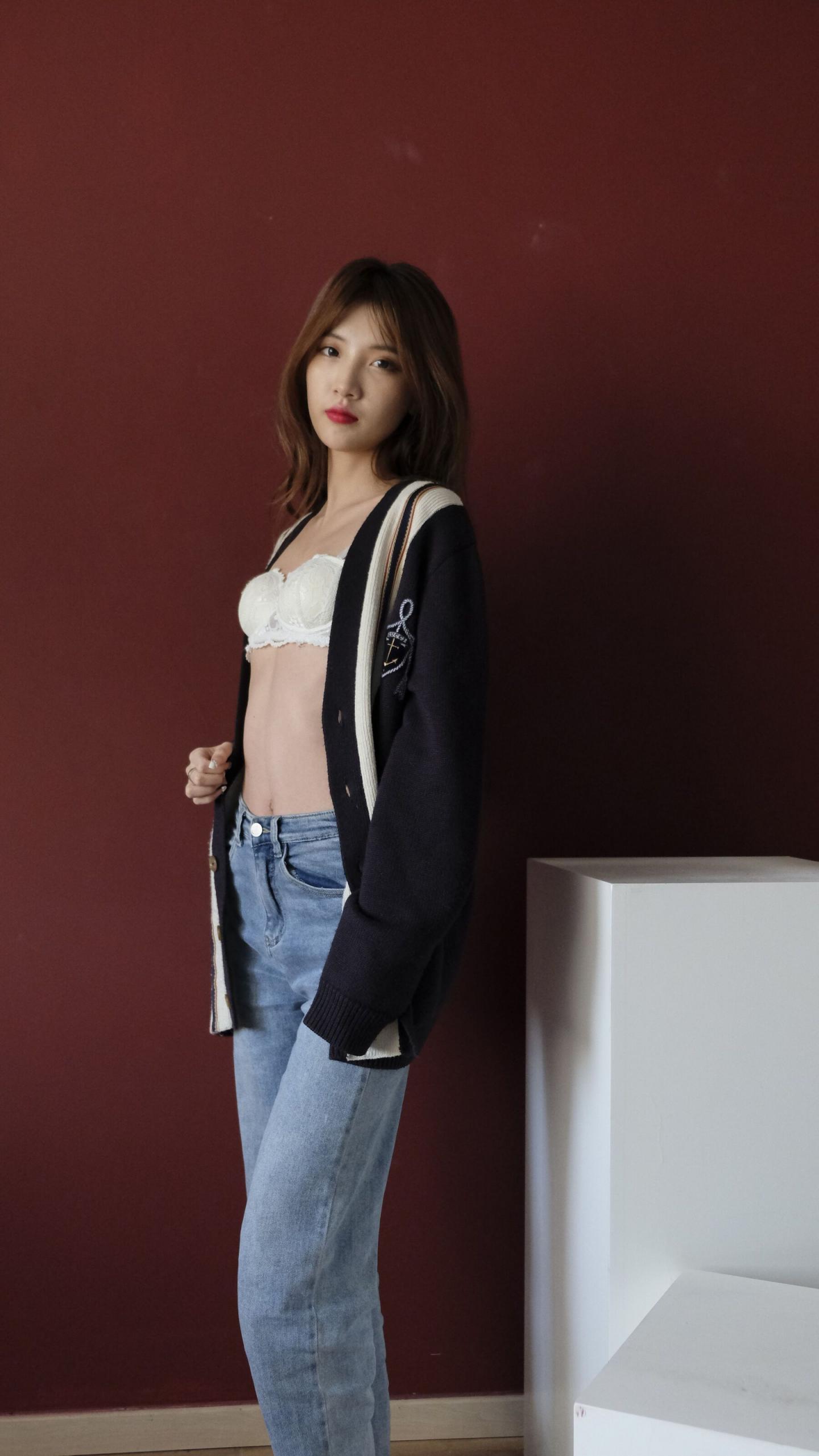 这妹子好纯白色蕾丝内衣更增添清纯