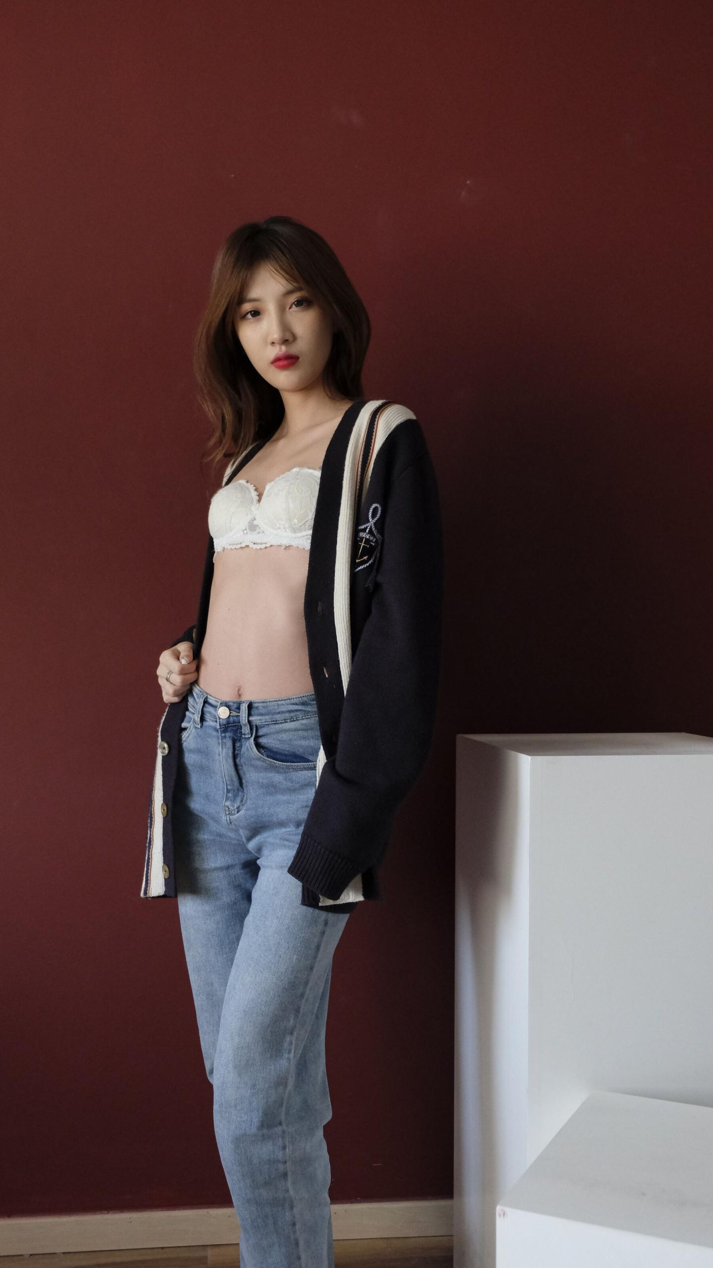 这妹子好纯白色蕾丝内衣更增添清纯