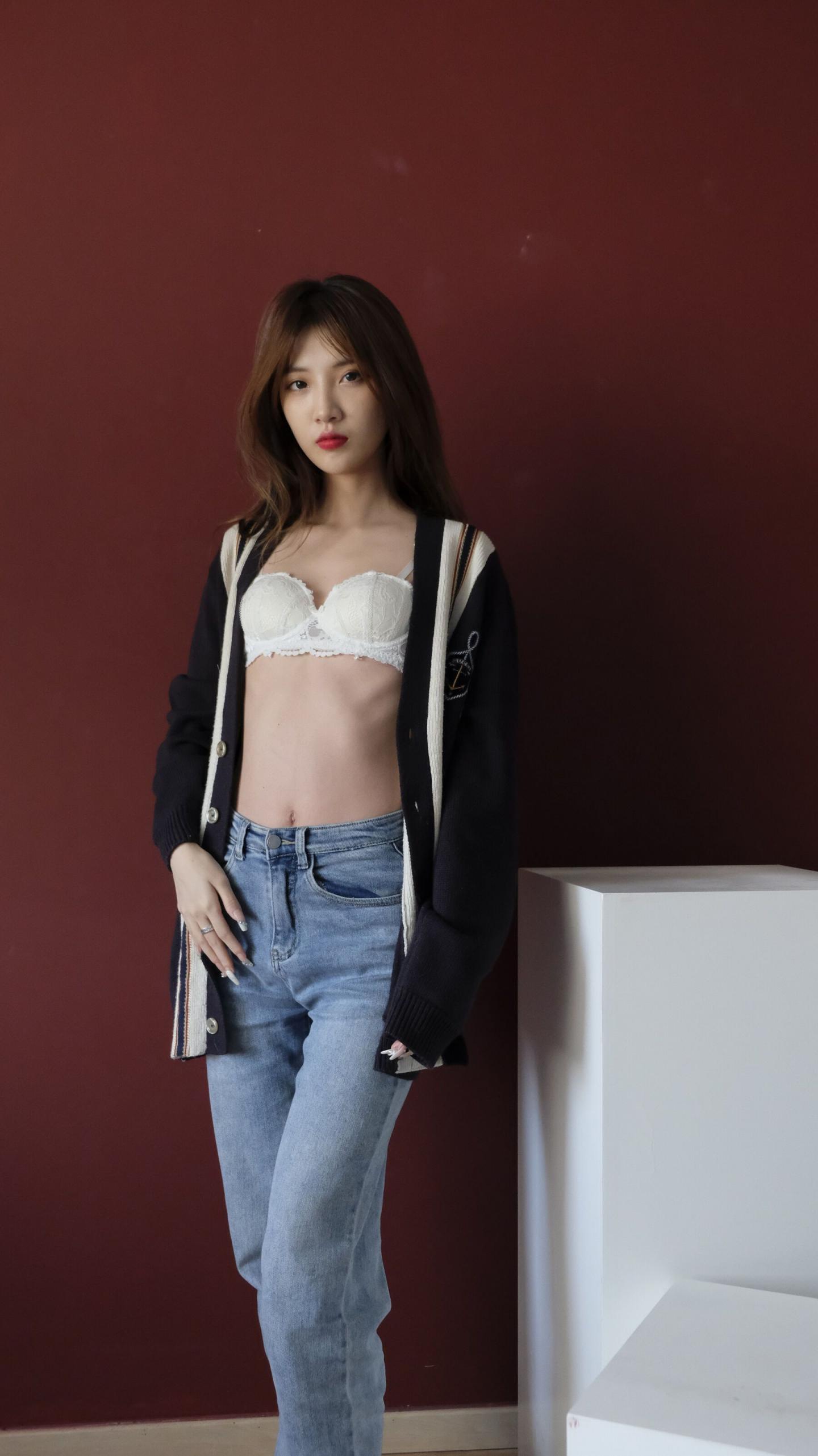 这妹子好纯白色蕾丝内衣更增添清纯
