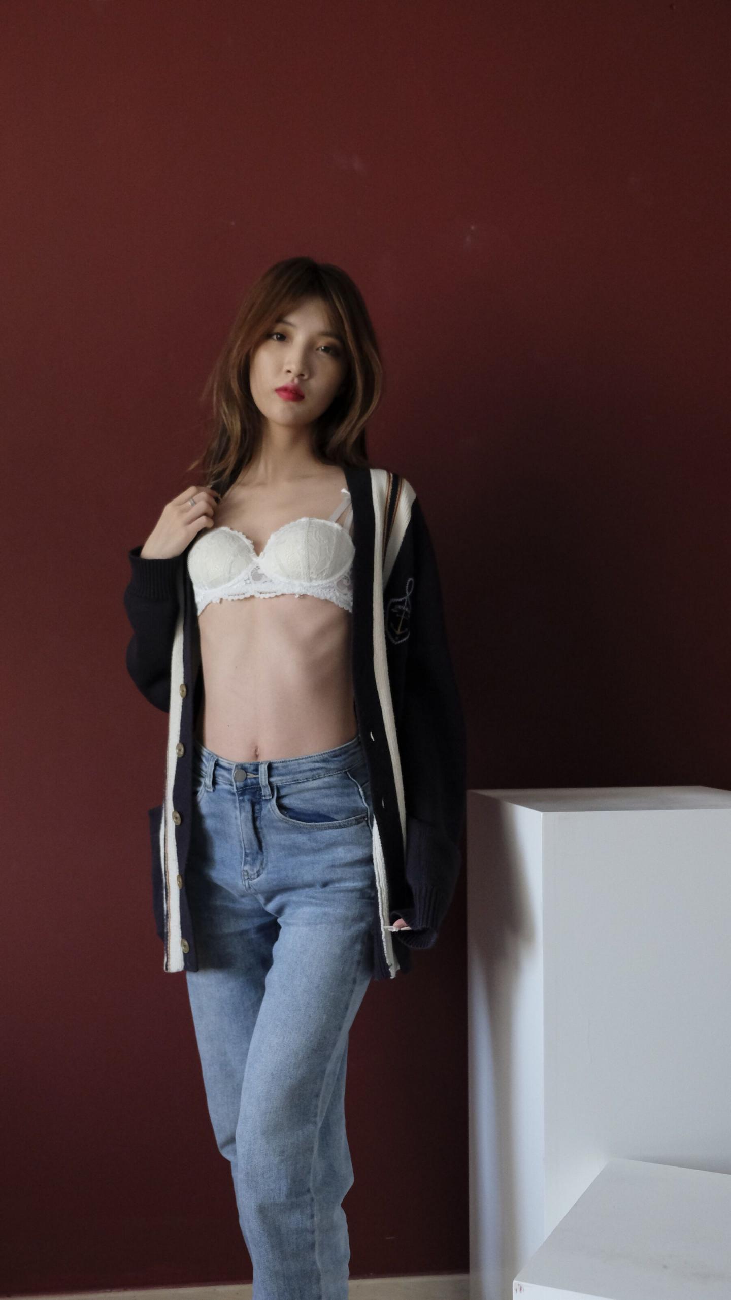 这妹子好纯白色蕾丝内衣更增添清纯